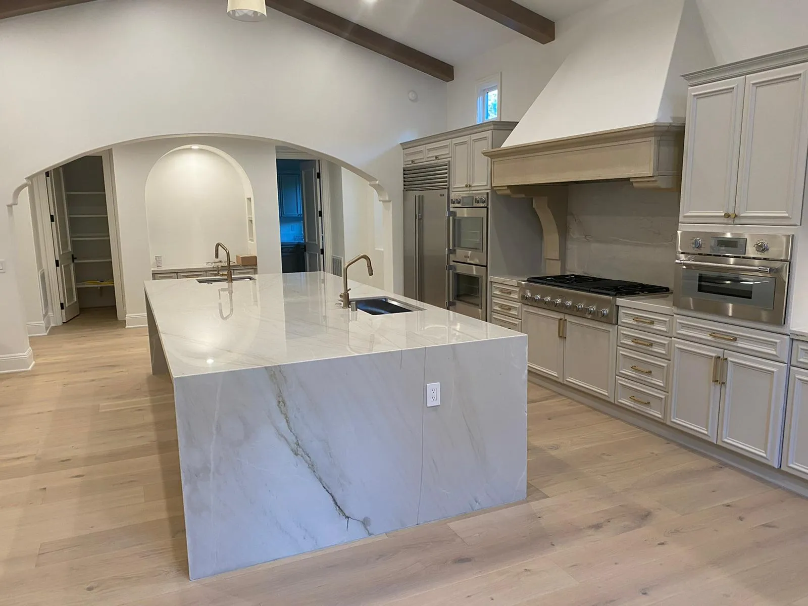 Kitchen with arched niche and carved plaster hood
